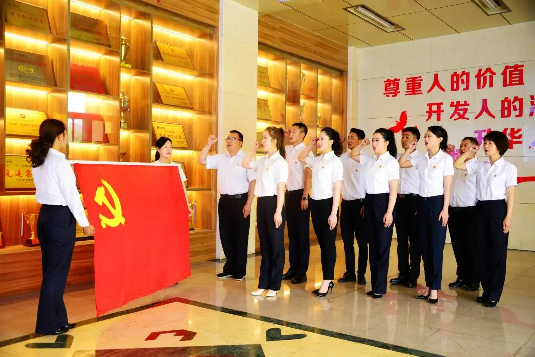 4.党旗引领.JPG 4.党旗引领.JPG