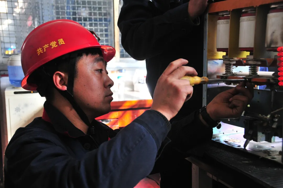 6.供电系统检修工作.JPG 6.供电系统检修工作.JPG