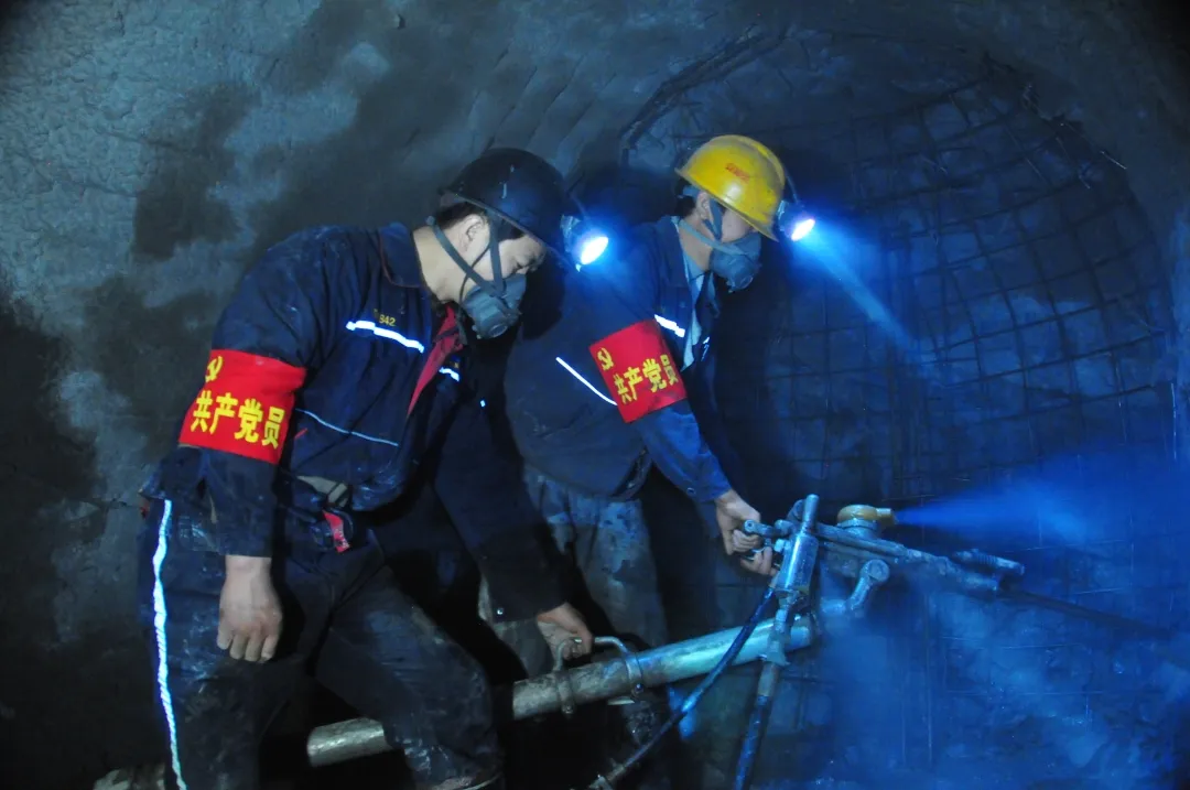 10.井下工作的党员干部.jpg 10.井下工作的党员干部.jpg